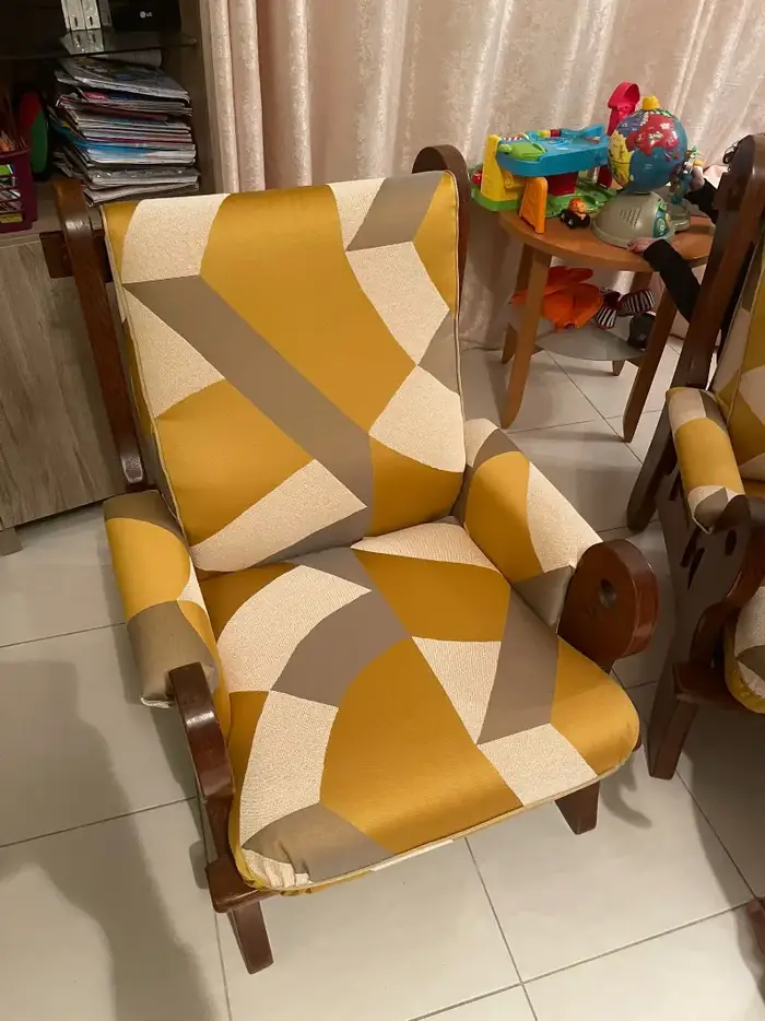 Fauteuil vintage — tissu graphique après restauration