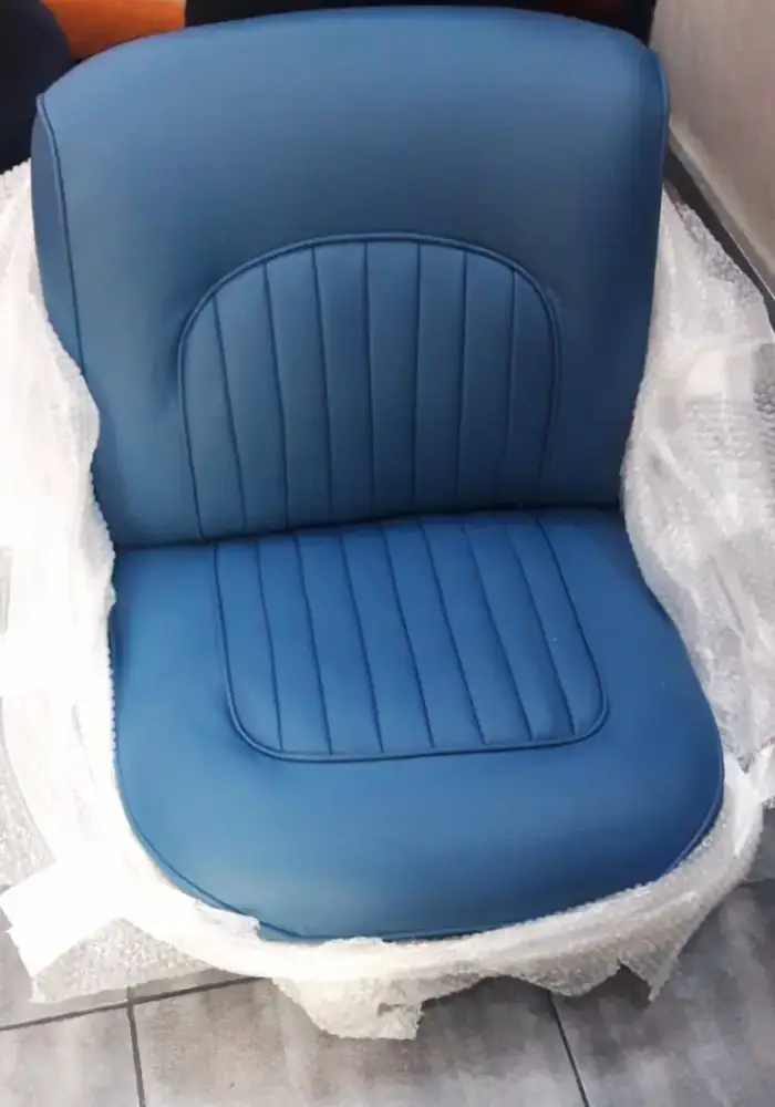 Sellerie automobile — cuir bleu après restauration