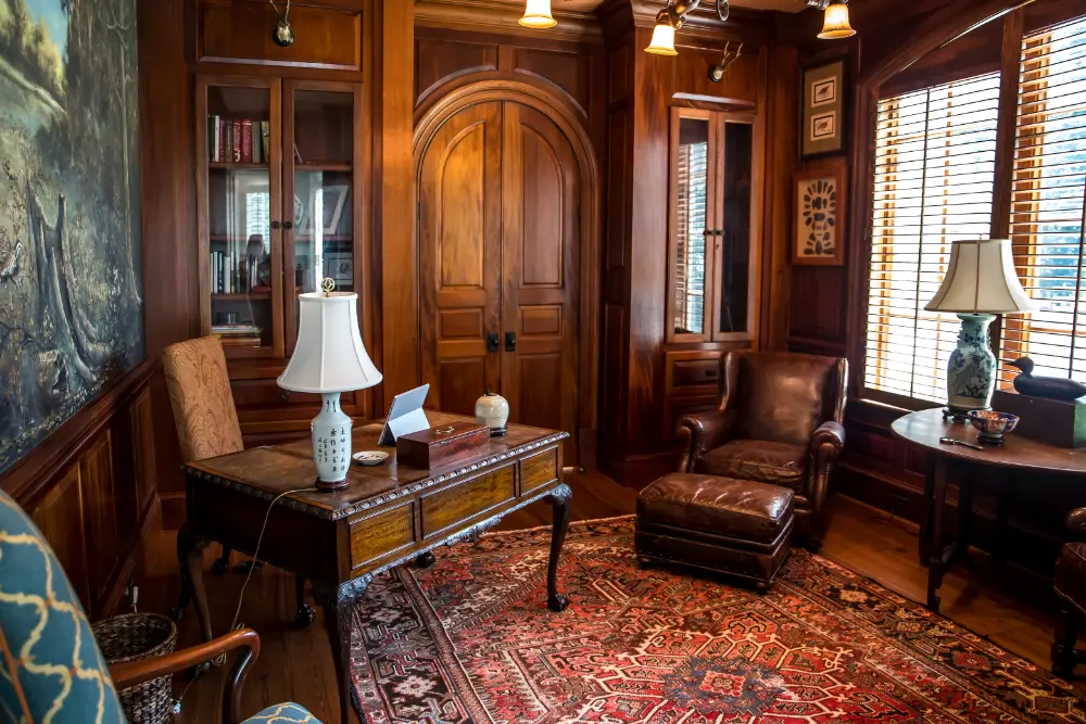 Atelier de tapissier décorateur restaurant un fauteuil ancien