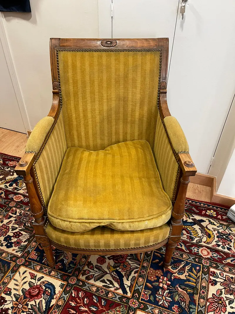 Fauteuil vintage — tissu graphique avant restauration