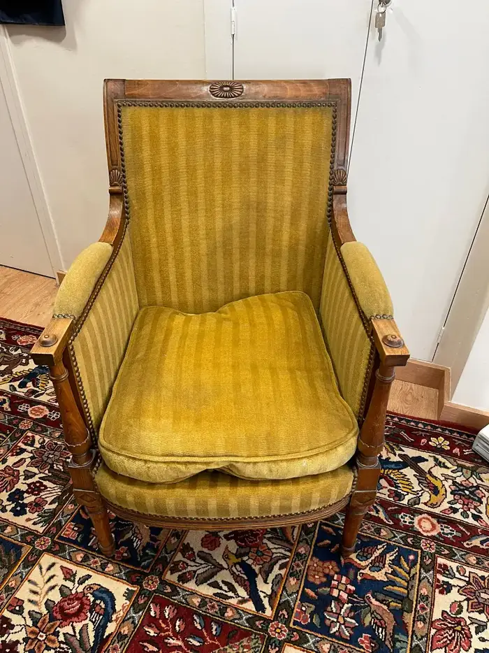 Fauteuil vintage — tissu graphique avant restauration