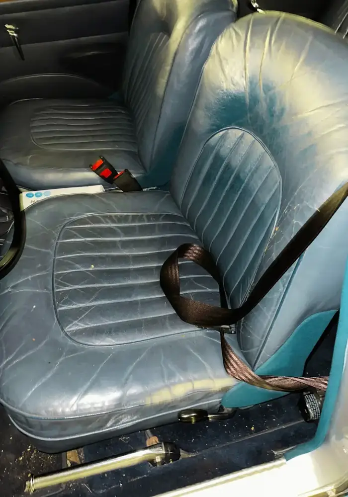 Sellerie automobile — cuir bleu avant restauration