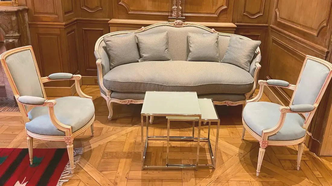 Salon Louis XV — canapé et fauteuils retapissés